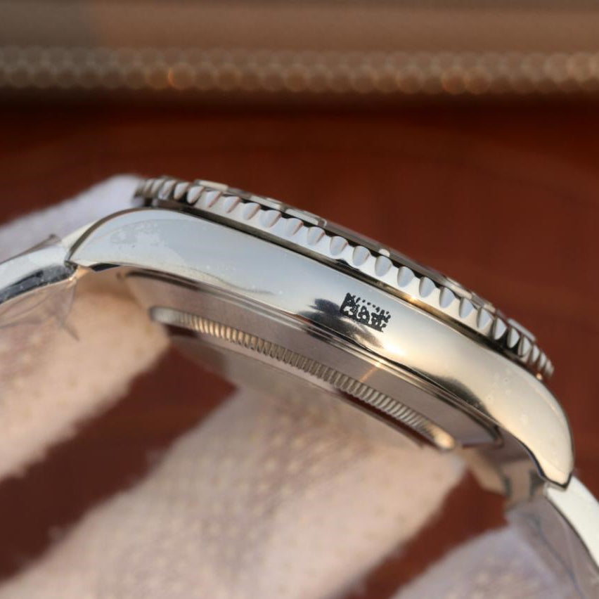 Pure Silver Black & White Dial Stainless Steel 40mm Y9754