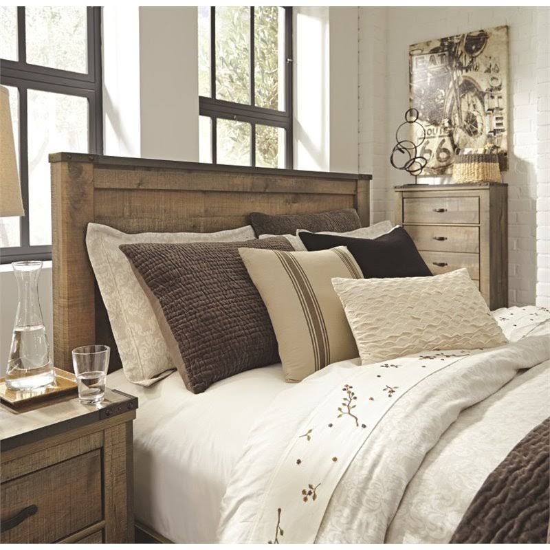 Queen Panel Bed in Brown S5476